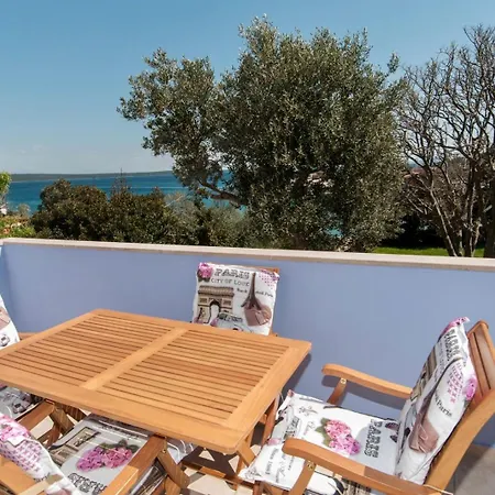 Gostinjska kuća Evita With Sea View Nerezine