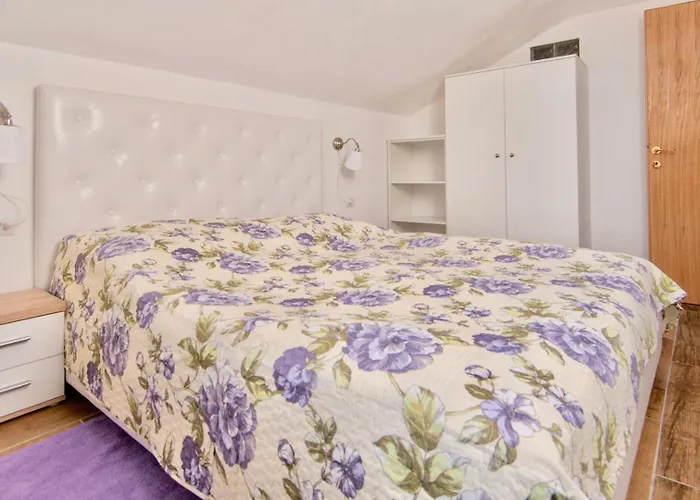 Guest house House Evita With Sea View Nerezine